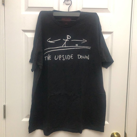 Stranger Things Adult 2XL "THE UPSIDE DOWN" Drawing T-Shirt, Black - Picture 1 of 4